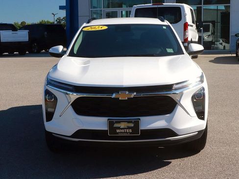 Used 2025 Chevrolet Trax LT w/ LT Convenience Package FWD image 2
