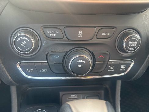 Used 2016 Jeep Cherokee Latitude w/ Cold Weather Group image 37