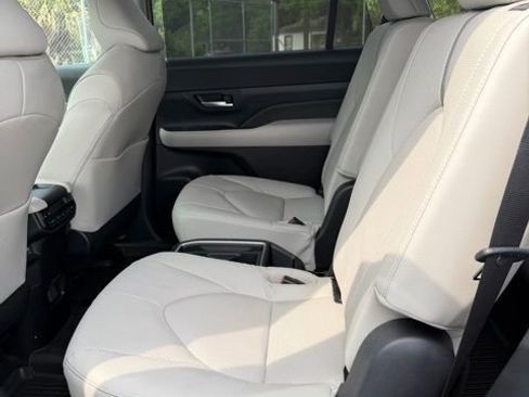 Used 2025 Toyota Grand Highlander AWD image 23