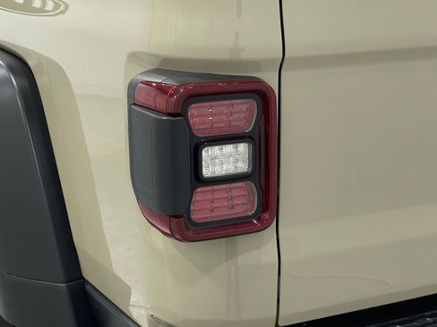Used 2020 Jeep Gladiator Rubicon AWD/4WD image 32