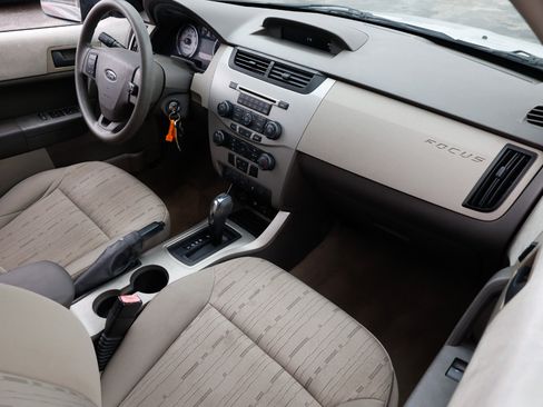 Used 2010 Ford Focus SE image 16