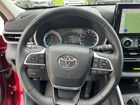 Used 2024 Toyota Highlander XLE AWD/4WD image 13
