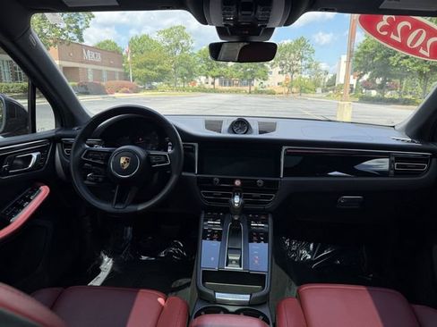 Used 2023 Porsche Macan AWD/4WD image 42