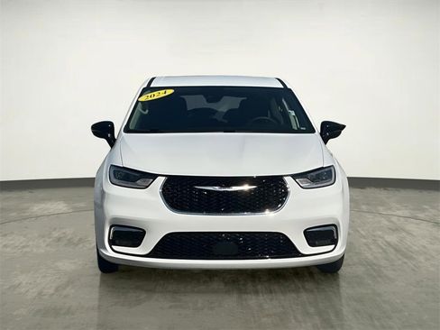 Used 2024 Chrysler Pacifica Select image 16
