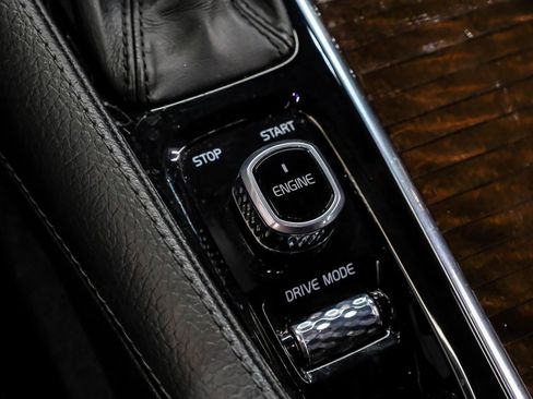 Used 2017 Volvo XC90 T6 Momentum w/ Vision Package image 28