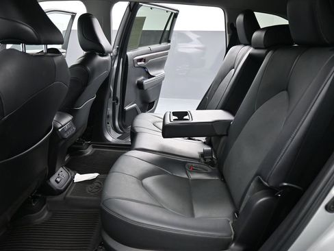 Used 2022 Toyota Highlander Limited image 18