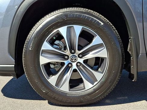 Used 2023 Toyota Highlander XLE image 8