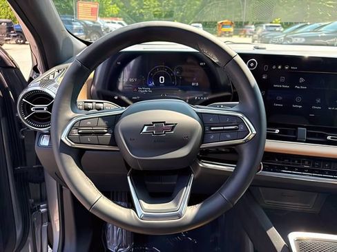 Used 2025 Chevrolet Equinox ACTIV w/ Safety and Technology Package AWD/4WD image 25