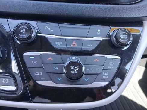 Used 2017 Chrysler Pacifica Touring-L w/ Tire & Wheel Group FWD image 25