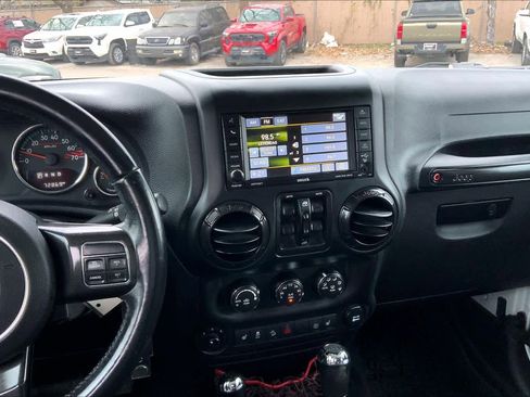 Used 2017 Jeep Wrangler Unlimited Rubicon image 6