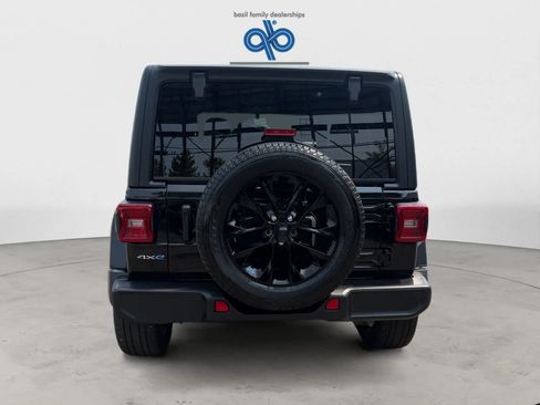 Used 2023 Jeep Wrangler Unlimited Sahara w/ Dual Top Group AWD/4WD image 5