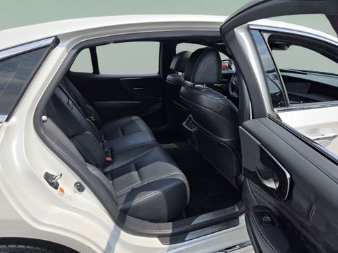Used 2019 Lexus LS 500 w/ Accessory Package (Z1) RWD image 25