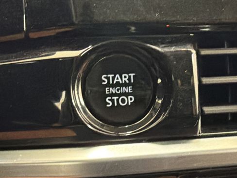 Used 2025 Nissan Pathfinder SV AWD/4WD image 17