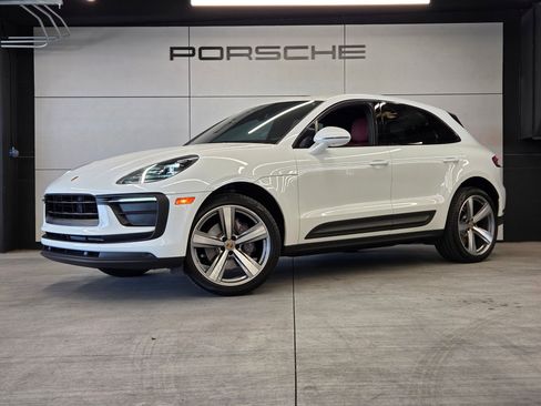 Certified 2022 Porsche Macan AWD/4WD image 1