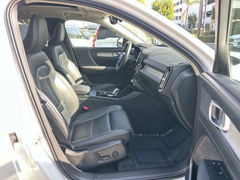 Certified 2025 Volvo XC40 B5 Plus image 25