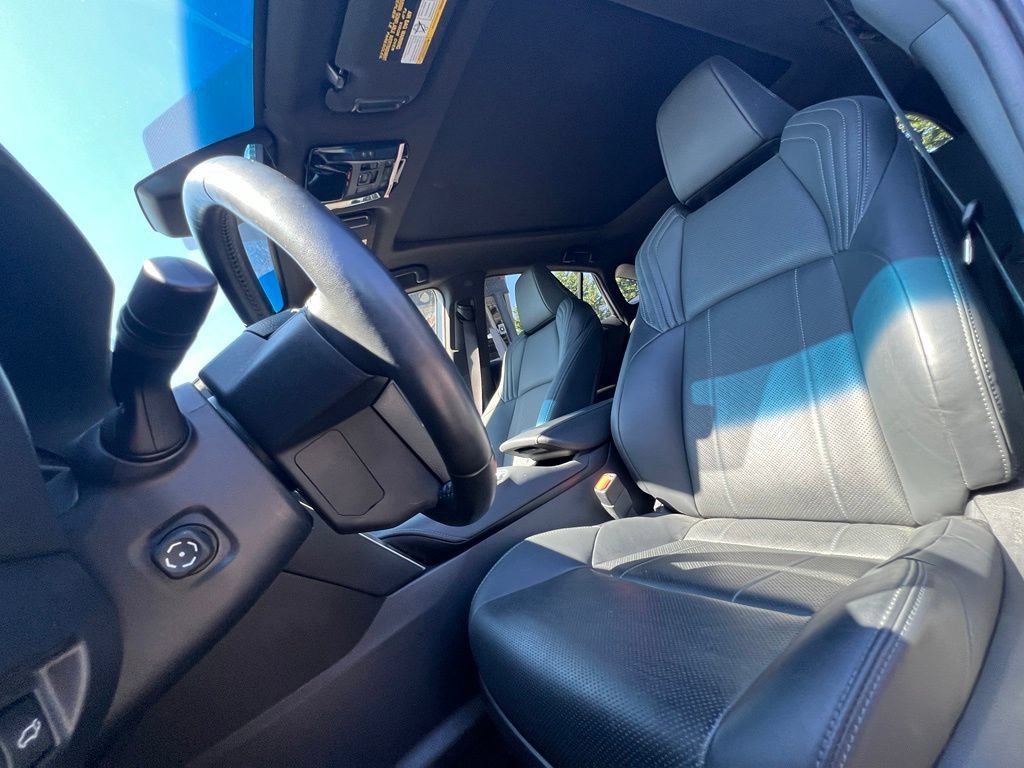 Used 2022 Toyota Venza Limited AWD/4WD image 18