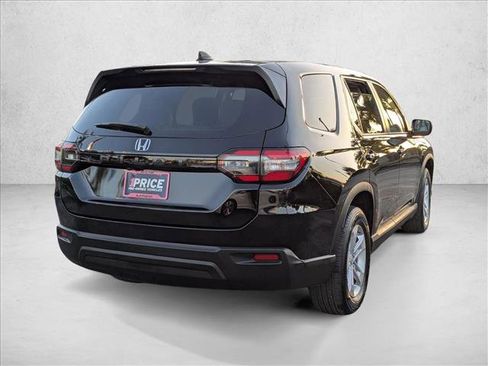 Used 2023 Honda Pilot LX image 5