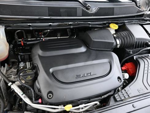 Used 2024 Chrysler Pacifica Touring-L FWD image 16