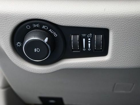 Used 2023 Chrysler Pacifica Limited image 39