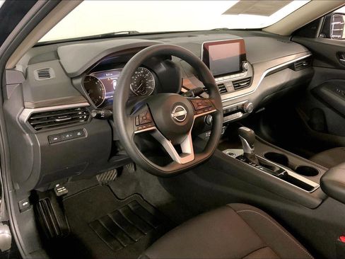 Used 2025 Nissan Altima 2.5 SV FWD image 14