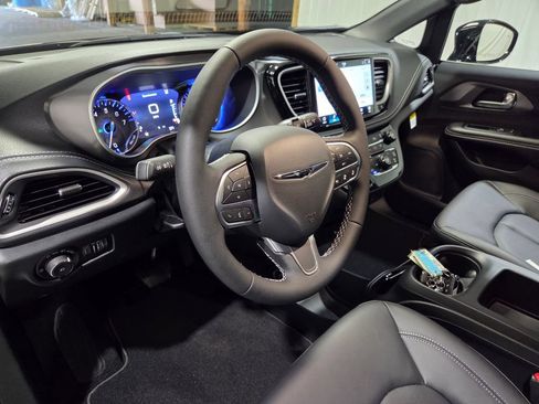 New 2026 Chrysler Pacifica Select FWD image 5