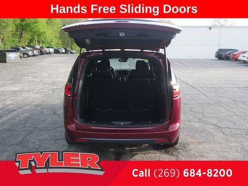 Used 2023 Chrysler Pacifica Limited w/ Uconnect Theater Family Group FWD image 17