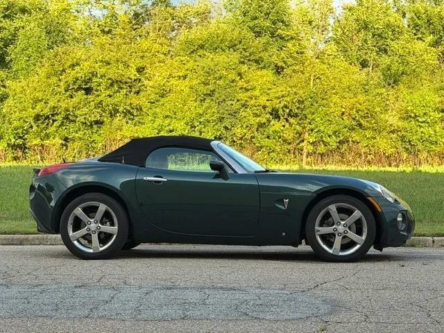 Used 2009 Pontiac Solstice GXP w/ Premium Package RWD image 40