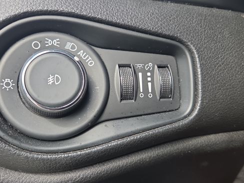 Used 2016 Jeep Renegade Limited FWD image 30