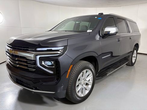 Used 2025 Chevrolet Suburban Premier image 5