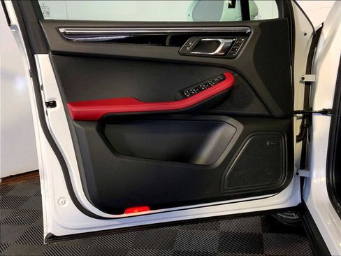 Used 2026 Porsche Macan image 25