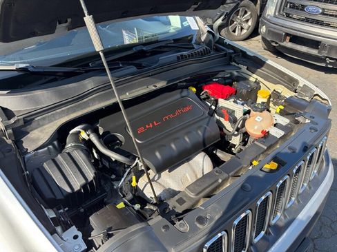 Used 2018 Jeep Renegade Latitude image 22