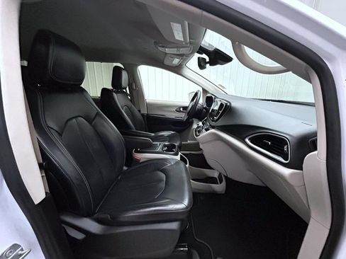 Used 2022 Chrysler Pacifica Touring-L FWD image 15