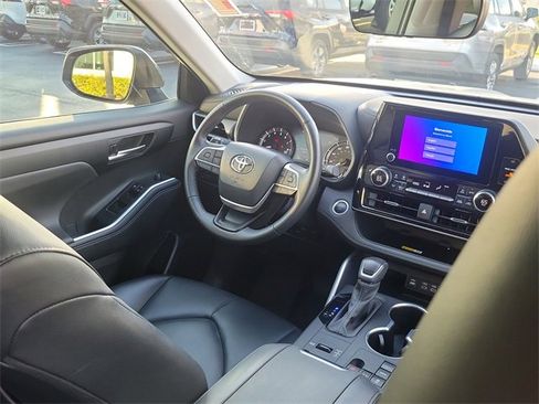 Used 2024 Toyota Highlander XLE image 9