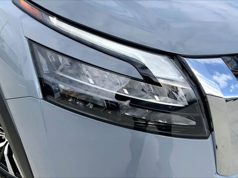 Used 2025 Nissan Pathfinder Platinum image 27