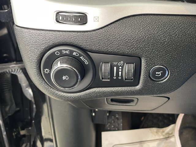 Used 2017 Jeep Cherokee Trailhawk w/ Comfort/Convenience Group AWD/4WD image 17