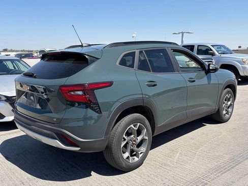 Used 2025 Chevrolet Trax LT FWD image 2