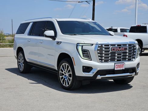 Used 2025 GMC Yukon XL Denali w/ Denali Reserve Package AWD/4WD image 3