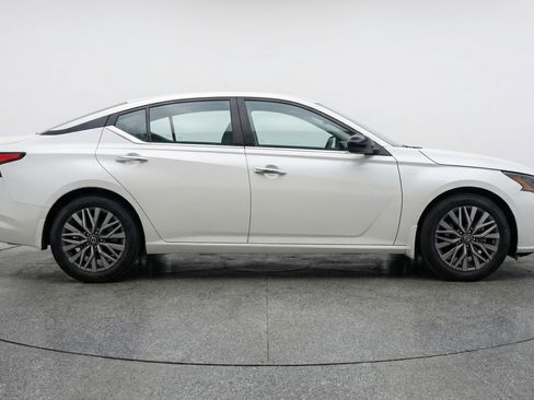Used 2025 Nissan Altima 2.5 SV FWD image 11