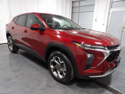 Used 2025 Chevrolet Trax LS w/ Driver Confidence Package image 2