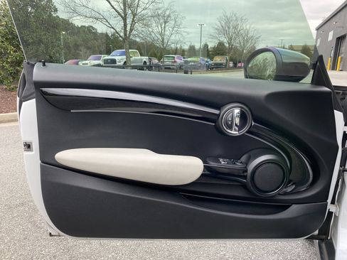 Used 2024 MINI Cooper 2-Door Hardtop w/ Signature Upholstery Package image 22