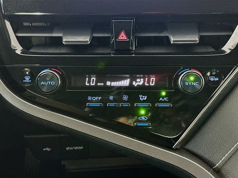 Used 2022 Toyota Camry SE w/ Convenience Package FWD image 18