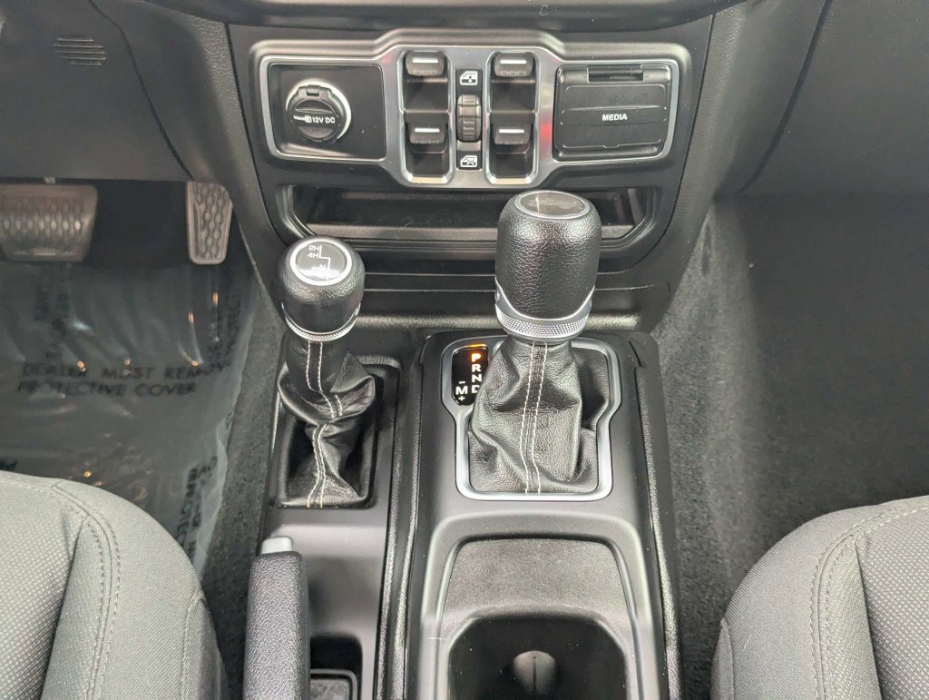 Used 2023 Jeep Wrangler Unlimited Sahara w/ Cold Weather Group AWD/4WD image 18