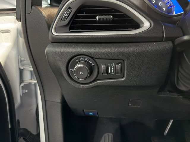 Used 2026 Chrysler Pacifica Select FWD image 26