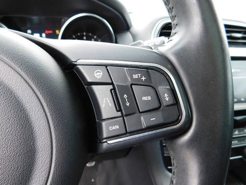 Used 2019 Jaguar F-PACE Premium image 21