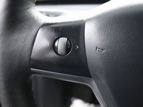 Used 2022 Tesla Model Y Performance image 21