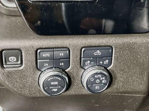 Used 2024 GMC Sierra 1500 Elevation w/ Preferred Package AWD/4WD image 9