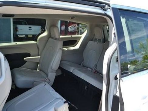 Used 2021 Chrysler Pacifica Touring-L FWD image 22