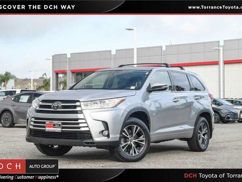 Used 2017 Toyota Highlander Plus FWD image 1