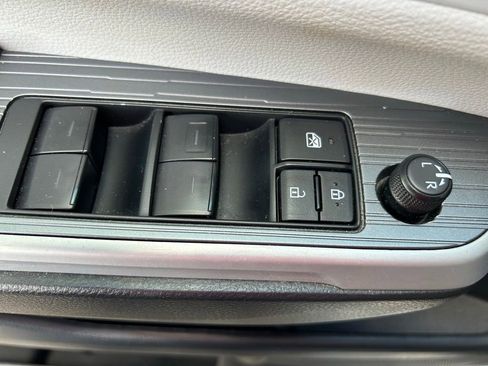 Used 2025 Toyota Sienna XLE FWD image 18
