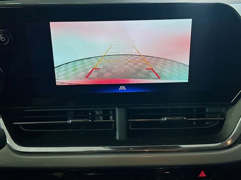 Used 2025 Chevrolet Trax LT w/ LT Convenience Package image 22